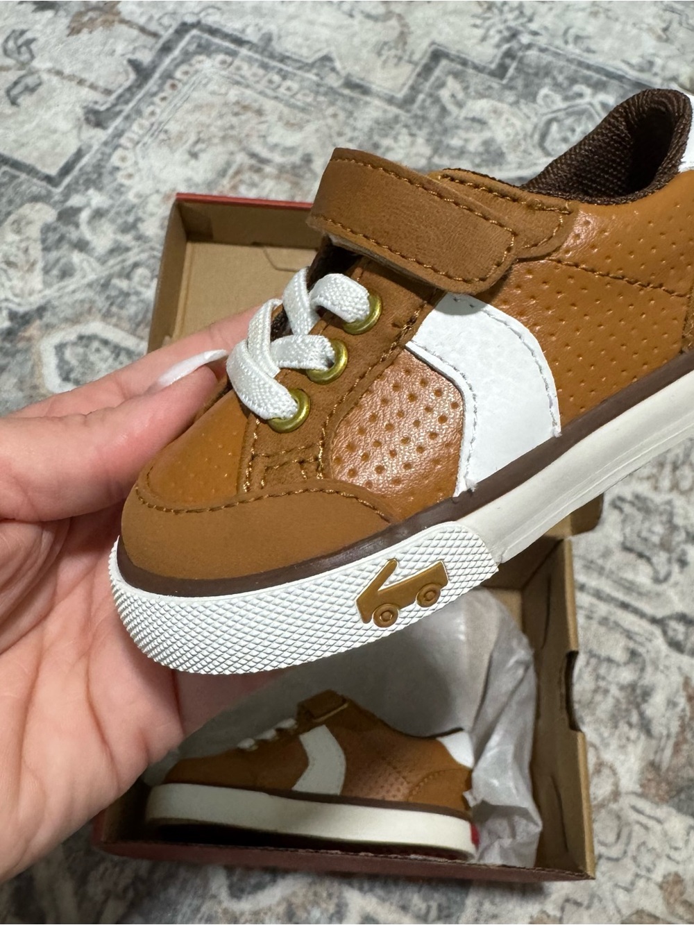 See Kai Run Brown and White Toddler Sneakers size 5 original box - Picture 3 of 11